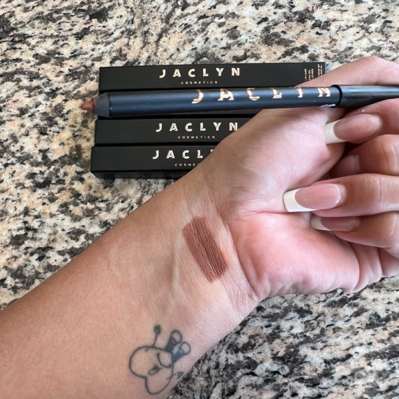 “COFFEE CAKE” Jaclyn Cosmetics Poutspoken Lip Liner - Picture 4 of 10